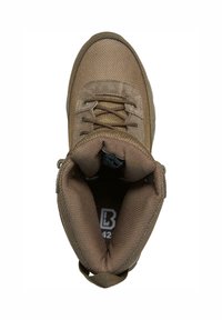 Barna túrabakancs, amely texturált szövet felsőrésszel és sima velúrbetétekkel rendelkezik. A fűzők és a párnázott gallér fokozzák a kényelmet és a támogatást.