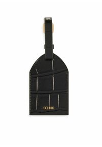 Czarny skórzany identyfikator do bagażu z fakturowanym wzorem, wyposażony w pętlę do zawieszenia i złote logo "OCHNIK" na dole.