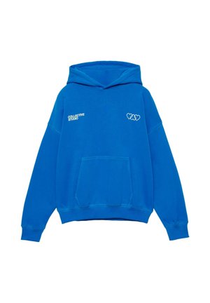 Niebieska bluza z kapturem z miękkiego materiału, z przednią kieszenią, ściągaczami przy mankietach oraz białym nadrukiem z napisem „COLLECTIVE STUDIO”.
