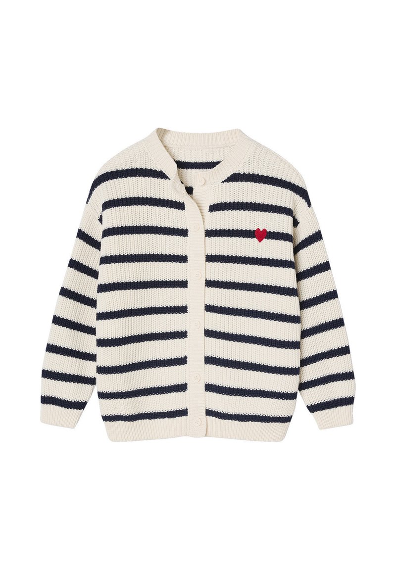Gestreifter Cardigan in Creme und Marineblau, mit rundem Halsausschnitt, Knopfverschluss und einer kleinen roten Herz-Applikation auf der linken Brust.