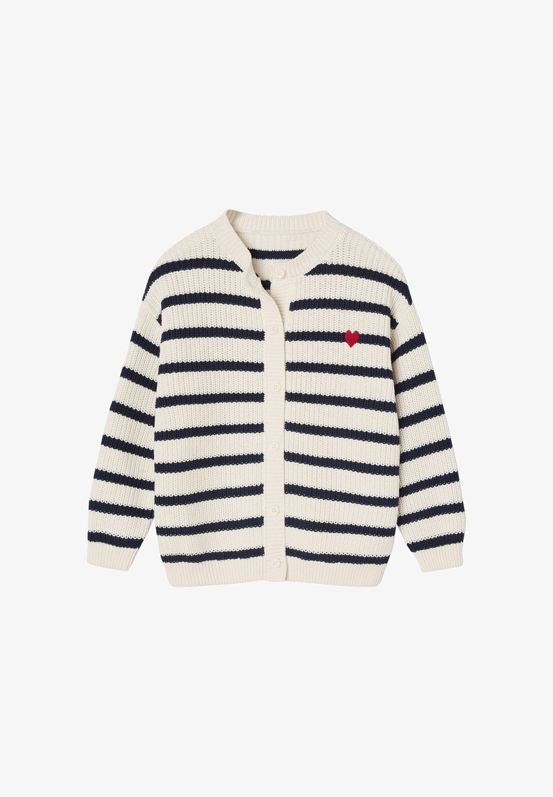 Gestreifter Cardigan in Creme und Marineblau, mit rundem Halsausschnitt, Knopfverschluss und einer kleinen roten Herz-Applikation auf der linken Brust.