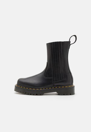 Dr. Martens, Kotníkové boty na platformě - black
