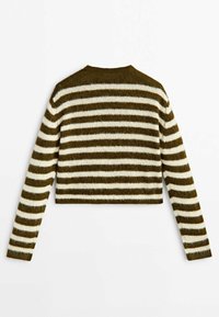 Pull en peluche découpé avec des rayures horizontales vertes et blanches. Il présente de longues manches et un col rond. Surface texturée.