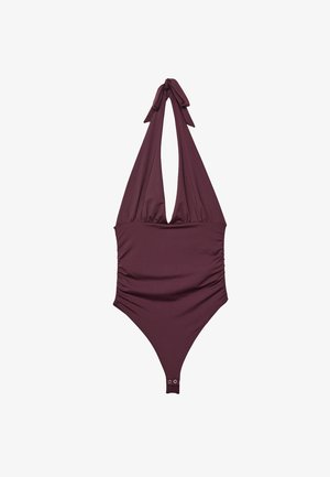 Costume da bagno intero bordeaux con collo a fascia, scollatura a V profonda, dettagli arricciati in vita e aperture alte sulle gambe.