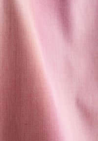 Getextureerde stof in een verloop van lichtroze naar koraal, met fijne, gelijkmatig verdeelde verticale strepen. Glad oppervlak met een lichte glans.