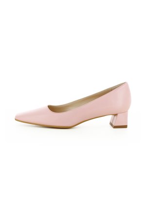 Scarpa bassa in pelle rosa con punta appuntita e tacco basso a blocco su sfondo bianco.