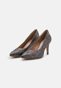 Šedé semišové lodičky s špičatou špičkou, štíhlým podpatkem a decentní texturou. Na zadní části mají malý dekorační cvok.
