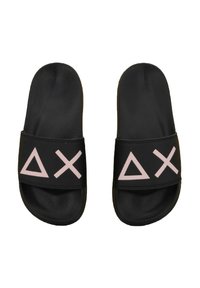 Svarta slidesandaler med en bred rem med rosa geometriska symboler: triangel, kvadrat och kors. Slät textur och platt suldesign.