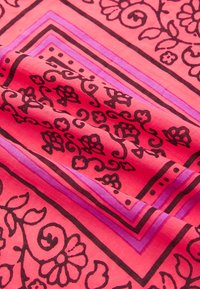Rosa Stoff mit schwarzen Blumenmustern und geometrischen Randverzierungen in unterschiedlichen Rosa- und Lilatönen. Weiche Textur mit geschmeidigem Fall.