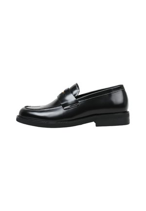 Mocasín penny de cuero negro para hombres con tacón bajo y detalle de costuras, mostrado de perfil sobre fondo blanco.