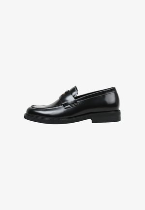 Mocasín penny de cuero negro para hombres con tacón bajo y detalle de costuras, mostrado de perfil sobre fondo blanco.
