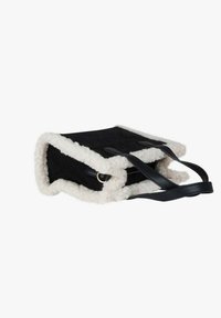 Borsa nera in pelliccia sintetica con rifiniture in shearling bianco, dotata di chiusura a zip e lunghi manici in pelle nera. Design rettangolare semplice.