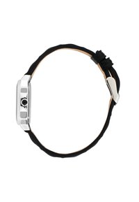 Orologio argento con quadrante rettangolare, cinturino in gomma nera e rivestimento in pelle. Presenta una corona rotonda e dettagli hardware sobri.