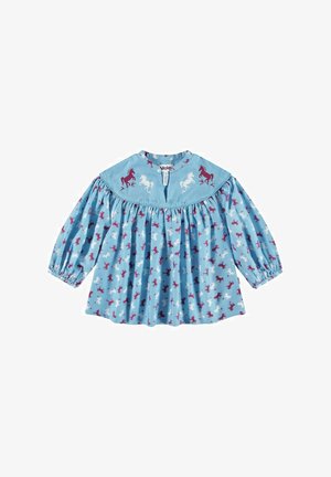 Lichtblauwe blouse met lange mouwen en een ronde kraag, voorzien van een eenhoornpatroon in het wit en maroon. Zachte, vloeiende stoftextuur.