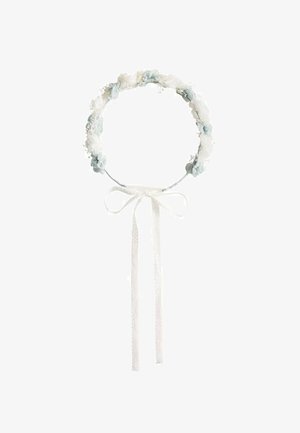 Bandeau délicat avec des fleurs blanches et bleu pâle, agrémenté de rubans en dentelle noués en un nœud à l'arrière.