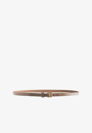 Brązowy skórzany pasek o gładkiej teksturze, z prostokątną złotą metalową klamrą i wieloma otworami do regulacji.