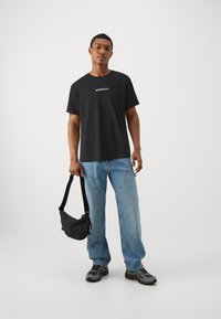 Only & Sons ONSSMART TEE - Nyomott mintás póló - black
