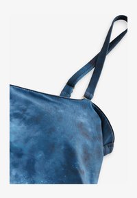 Sélectionné, blue sea placement