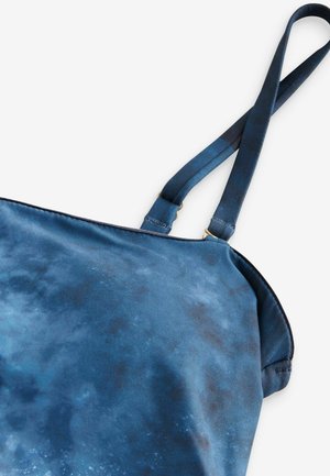 Blauwe tie-dye cami-top met dunne bandjes en een zachte textuur, met een subtiele verloop en donkere accenten bij de naden.