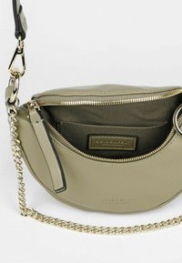 Borsa a spalla verde in ecopelle con tracolla a catena dorata, chiusura con zip e una tasca interna con etichetta del marchio.