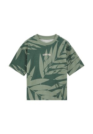Zelené tričko s krátkym rukávom s veľkým vzorom listu a textom „CEDAR FORK“ na hrudi, okrúhly výstrih, položené na bielom pozadí.