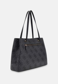 Borsa a tracolla in tessuto nero texturizzato con motivo a monogramma, dotata di doppi manici neri e una tasca frontale con zip per riporre gli oggetti.
