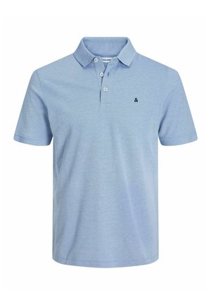 Polo di colore blu chiaro realizzato in un mix di cotone, con collo a polo, patta con tre bottoni e piccolo logo ricamato sul petto.