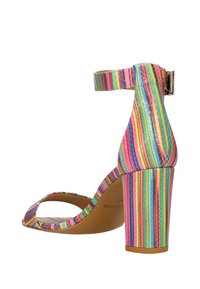 Kolorowe sandały na wysokim obcasie z paskiem wokół kostki, zdobione wzorem w paski w kolorach różowym, zielonym, żółtym i niebieskim oraz teksturowaną powierzchnią.