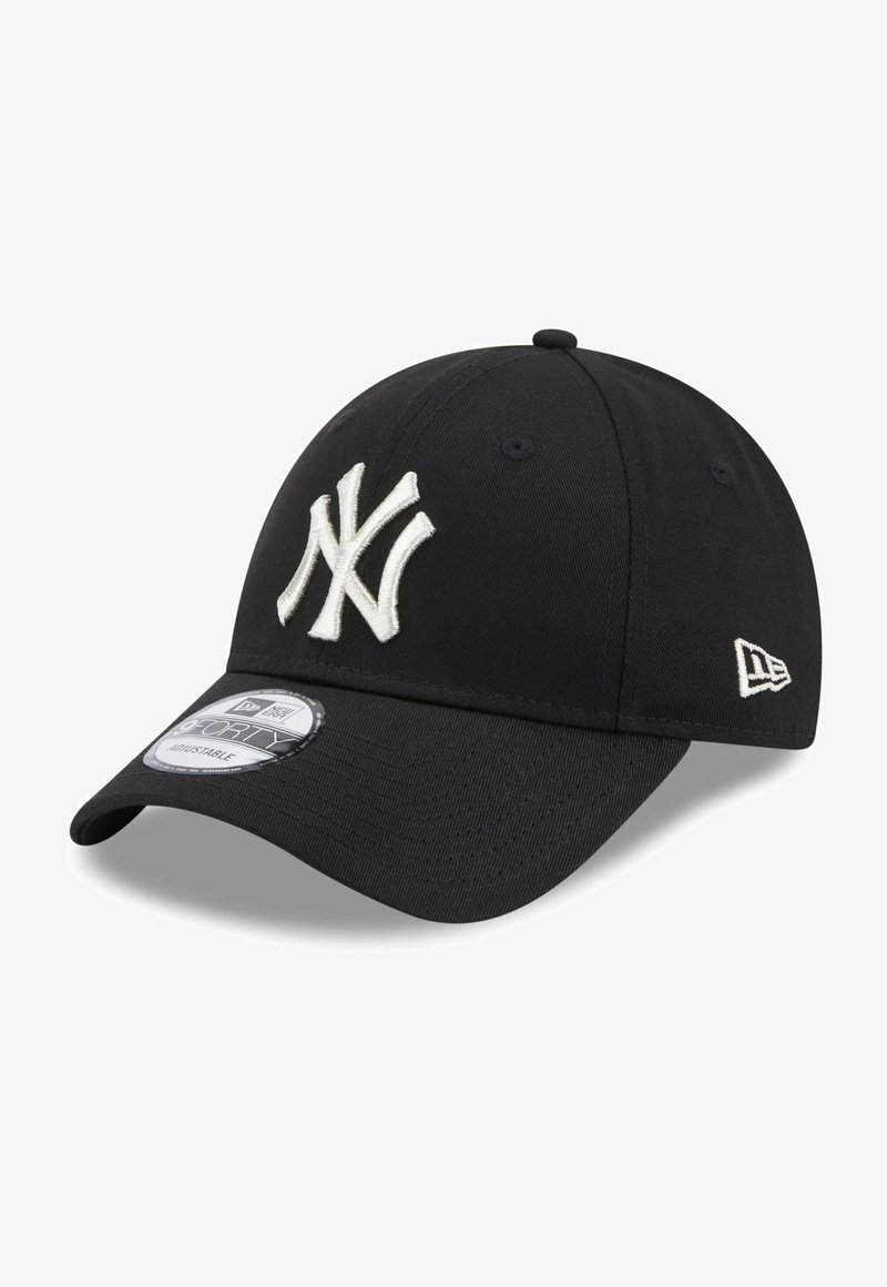 Gorra negra con visera curva, que presenta un logotipo bordado en blanco de los New York Yankees y una correa trasera ajustable. Fabricada con tela texturizada.