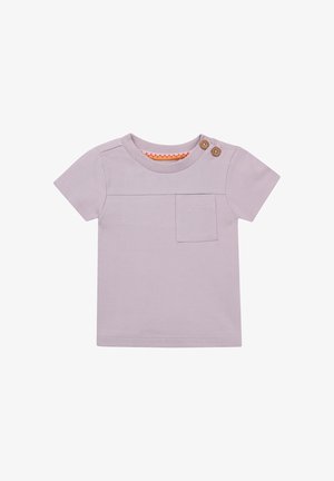 Lila katoenen t-shirt met korte mouwen, ronde hals, borstzak en twee houten knopen op de schouder. Vlakke naden en gestructureerde halslijn.