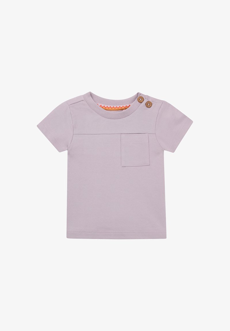 Liliowa bawełniana koszulka z krótkim rękawem, okrągłym dekoltem, kieszonką na piersi oraz dwoma drewnianymi guzikami na ramieniu. Płaskie szwy i teksturowany dekolt.