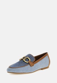 Mocassino in denim con dettagli in pelle marrone, caratterizzato da una punta arrotondata, hardware dorato e un design in tessuto testurizzato.