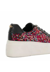 Zwarte sneaker met een gestructureerde bovenkant versierd met iriserende vierkante embellissments in roze, rood en groenblauw, en een witte platformzool.
