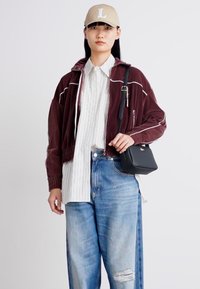 Lacoste CROSSOVER  BAG - Torba preko tijela - noir sinople