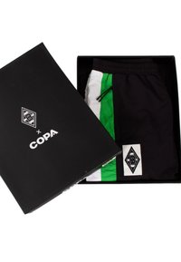 Zwarte geschenkdoos met zwarte shorts met groene en witte strepen, een trekkoord in de taille en een logopatch aan de zijkant.