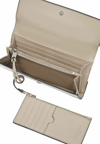 Czarny skórzany portfel z beżowym wnętrzem. Posiada wiele miejsca na karty, kieszeń na zamek błyskawiczny oraz gładkie tekstury w całym wnętrzu.