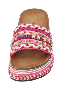 Sandaletto in tessuto rosa intrecciato con perline ornamentali, cinturini texturizzati e suola piatta. Presenta dettagli multicolore e bordi intrecciati.