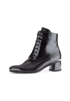 Schwarze Lackleder-Ankle-Boots mit spitzem Schuhzehen, Schnürung und Blockabsatz; glatte Textur und minimalistisches Design.