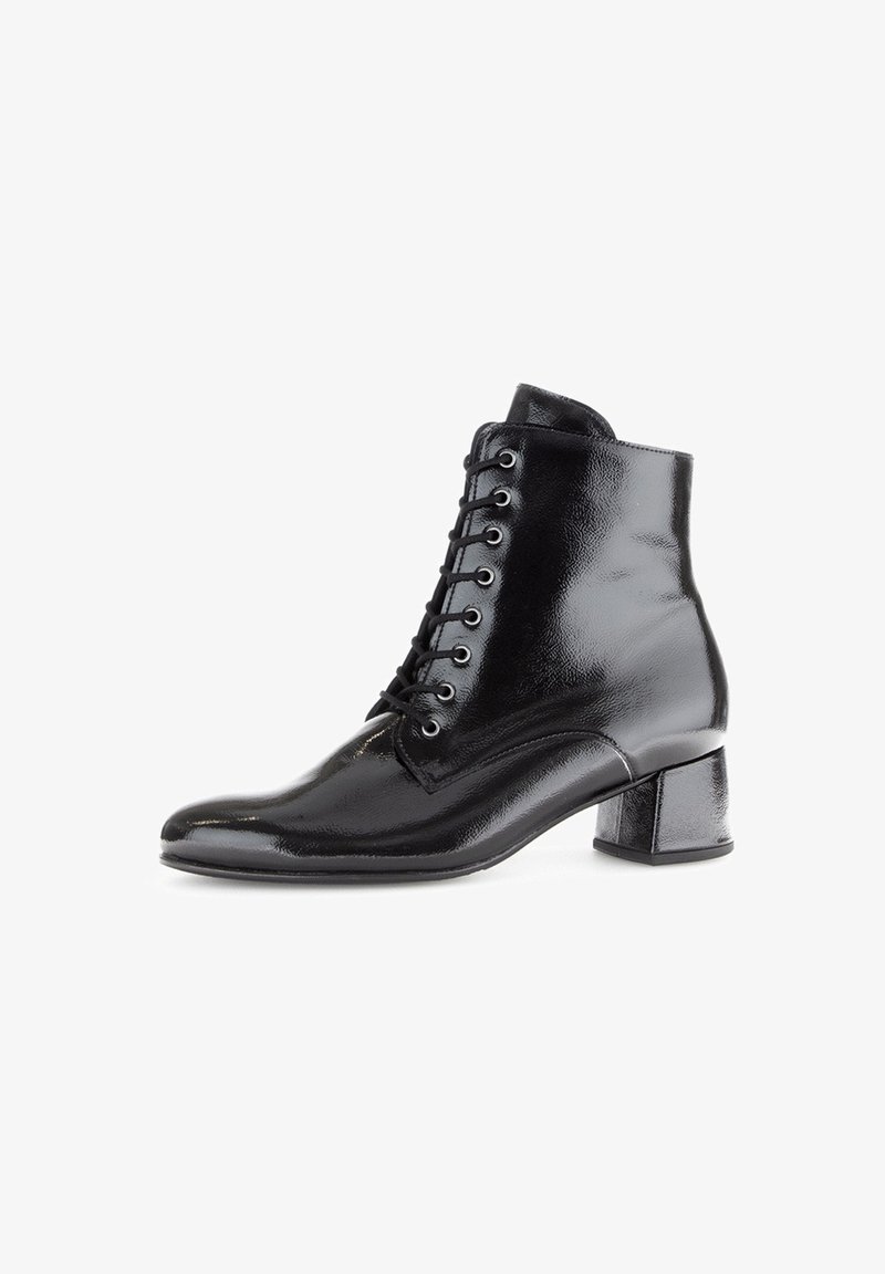 Schwarze Lackleder-Ankle-Boots mit spitzem Schuhzehen, Schnürung und Blockabsatz; glatte Textur und minimalistisches Design.