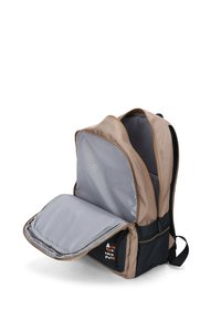 Zaino marrone e nero realizzato in materiale resistente, con un ampio scomparto interno grigio, aperture con doppia zip e accenti etichetta visibili.