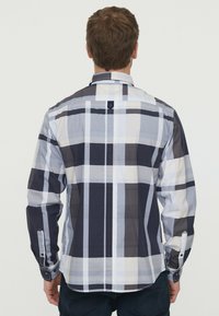Langslavige geruite blouse met grijze, marineblauwe en witte ruitpatronen, button-down kraag en manchetten, met een rechte zoom en lichte stof.