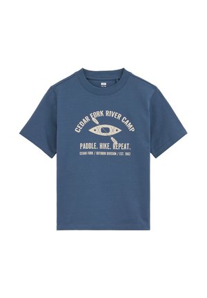 Kék, rövid ujjú, kerek nyakú póló "CEDAR FORK RIVER CAMP" felirattal és kajak grafikával, valamint "PADDLE. HIKE. REPEAT." szöveggel az elején.