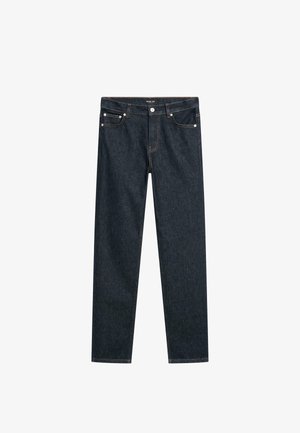 Dunkelblaue Denim-Jeans mit geradem Schnitt, fünf Taschen und orangefarbenen Nähdetails an Nähten und Bund. Hochwertige Stofftextur.