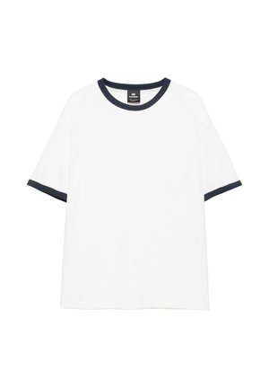 Biały t-shirt z krótkim rękawem z czarnym prążkowanym okrągłym dekoltem i mankietami na rękawach, rozłożony na płasko na białym tle.