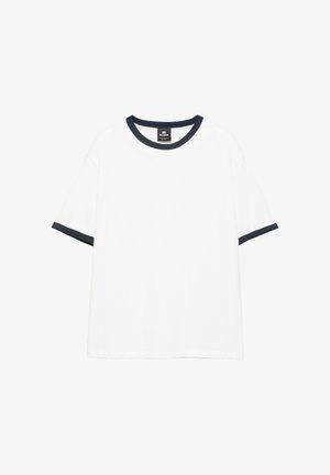 T-shirt bianca a maniche corte con scollo e polsini a coste neri, distesa su sfondo bianco.