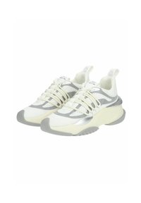 Sneakers atletici bianchi con accenti argentati, tomaia in mesh testurizzato, suola spessa, punta rotonda e lacci piatti. Presentano un'elegante linguetta sul tallone.