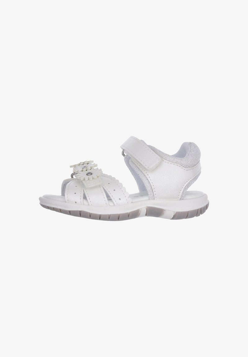 Sandales blanches à bout ouvert, avec une lanière texturée, une fermeture à scratch et des accents floraux à l'avant. Semelle en caoutchouc.