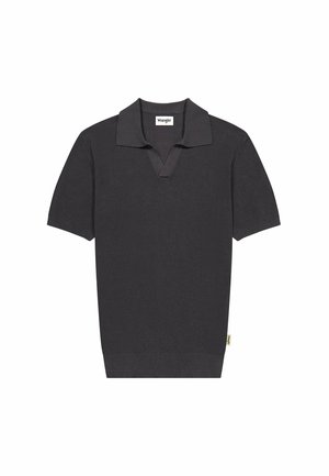 Polo noir à manches courtes avec col, ouverture en V et étiquette de la marque Wrangler à l'intérieur du col.