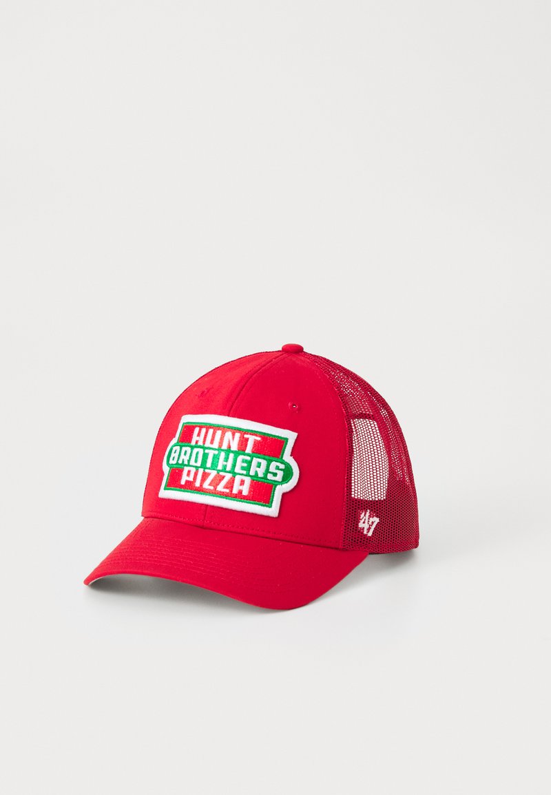 Červená baseballová čiapka s mriežkovaným zadným dielom, s vyšitým emblémom "HUNT BROTHERS PIZZA" v zelenej a bielej farbe, s malou etiketou na boku.