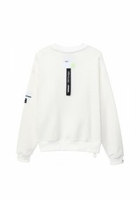 Sudadera blanca con puños y dobladillo acanalados. Presenta etiquetas en la parte posterior, incluyendo una correa negra y etiquetas impresas. Textura suave y ajuste relajado.
